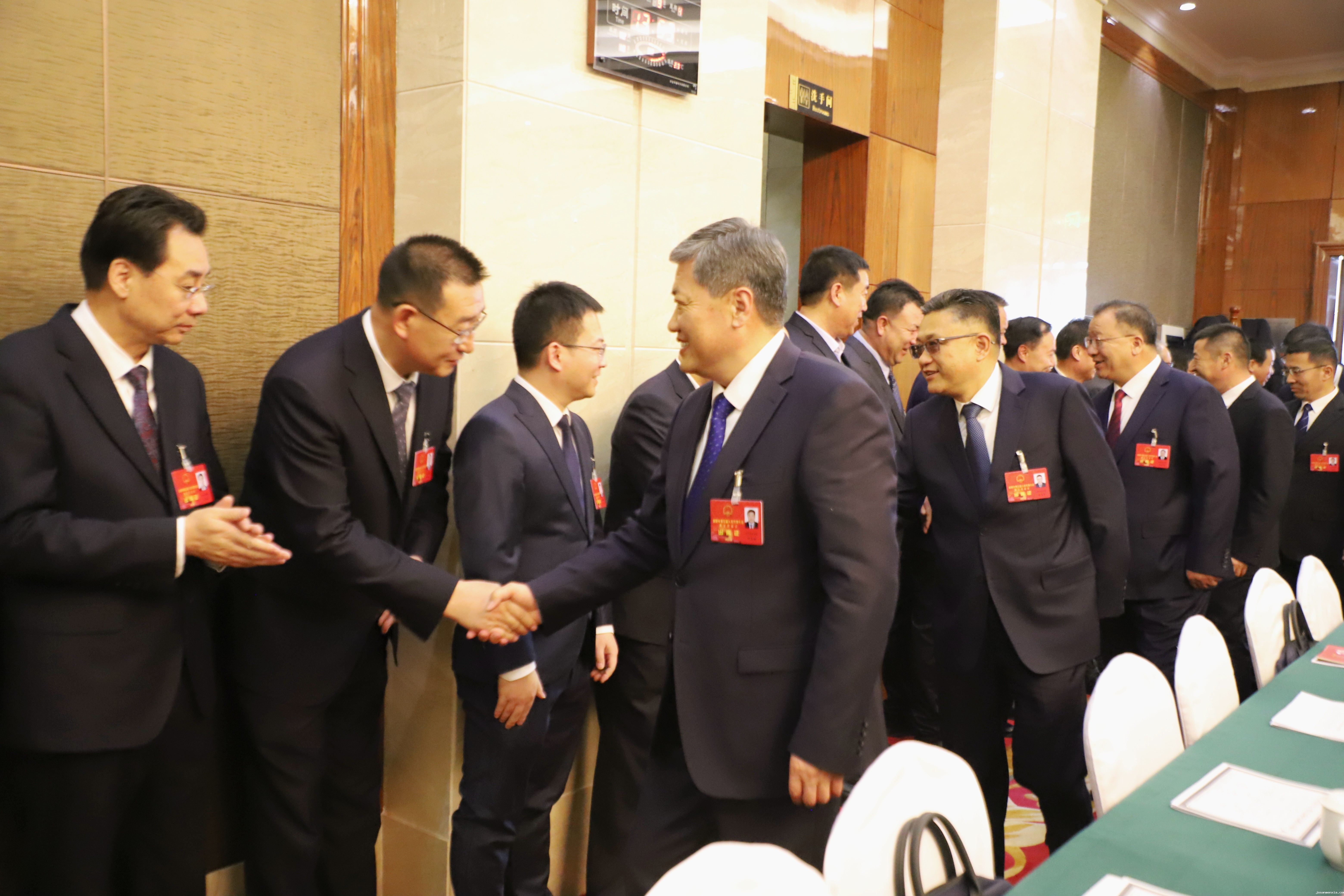 市领导看望出席市五届人大五次会议的人大代表
